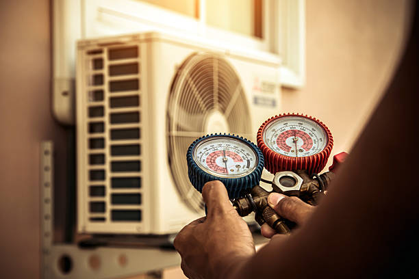 Professional Hvac technician working in Niles, OH